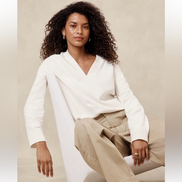 Banana Republic Factory Sweaters - BANANA REPUBLIC FACTORY PERFECTLY SOFT V-NECK SWEATER